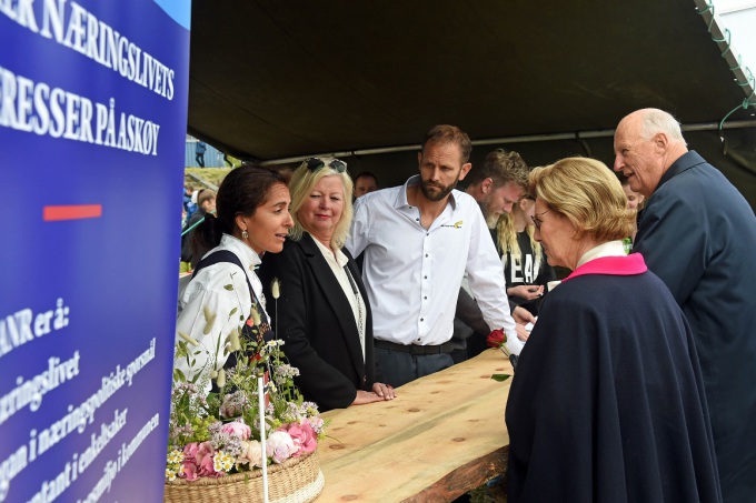 Kongeparet møtte fleire av organisasjonane under besøket, deriblant Askøy Næringslivsforening. Foto: Sven Gj. Gjeruldsen, Det kongelege hoffet 